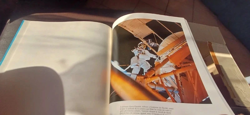 Pages area. Hardcover. One volume. Hardcover blue canvas under illustrated jacket. – photo 5